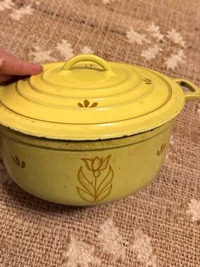 vintage DRU Holland enameled cast iron Dutch oven distinctive tulip motif